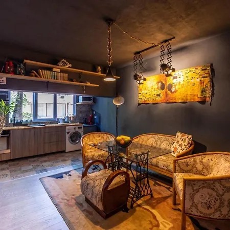 The Cave Vintage Apartment, City, Bulgaria * ヴァルナ